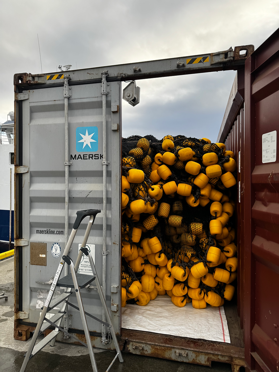 Container full av snurpenot of flotører