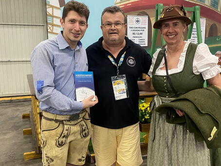 Comitiva leva eisstocksport para a Oktoberfest de Blumenau