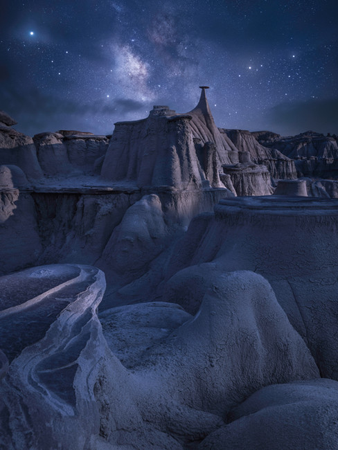 Dinosaur shaped hoodoo in Bisti Badlands