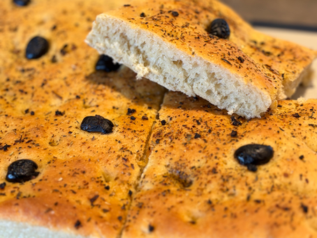 Focaccia maison dorée et moelleuse, parsemée d’olives noires et d’herbes aromatiques, cuite dans le moule Ohra avec une mie bien aérée - recette Cook'in Cec