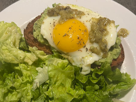 🥑 Tartine avocat pesto et œuf : recette simple et rapide, pleine de saveurs