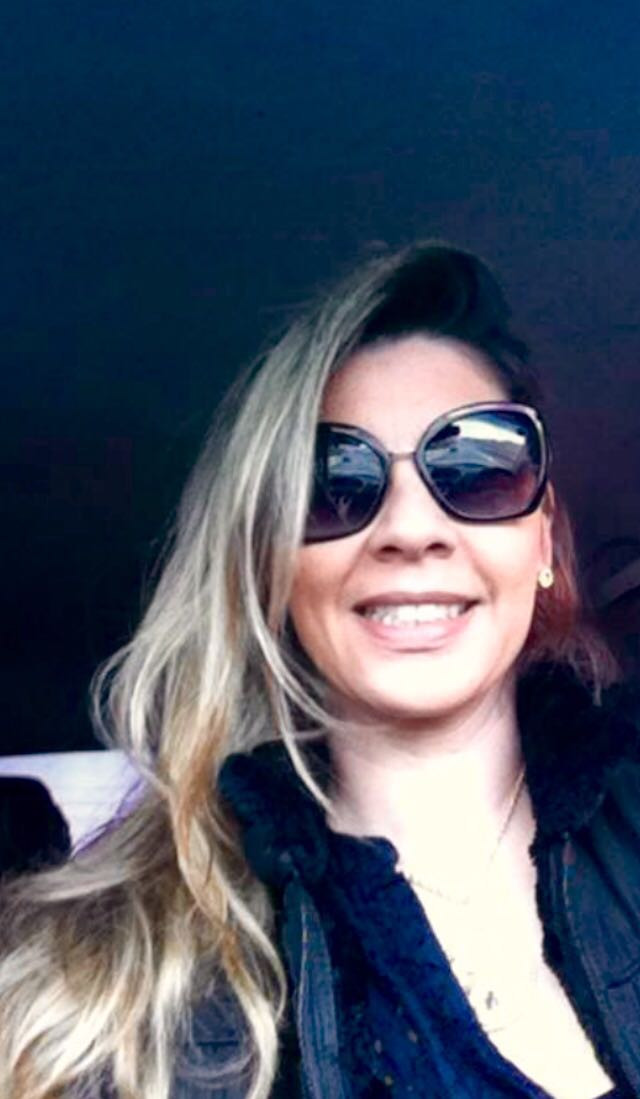 professora de inglês english teacher aulas particulares de inglês via skype e presenciais em são josé dos campos mulher sorrindo com óculos de sol loira tet the english teacher