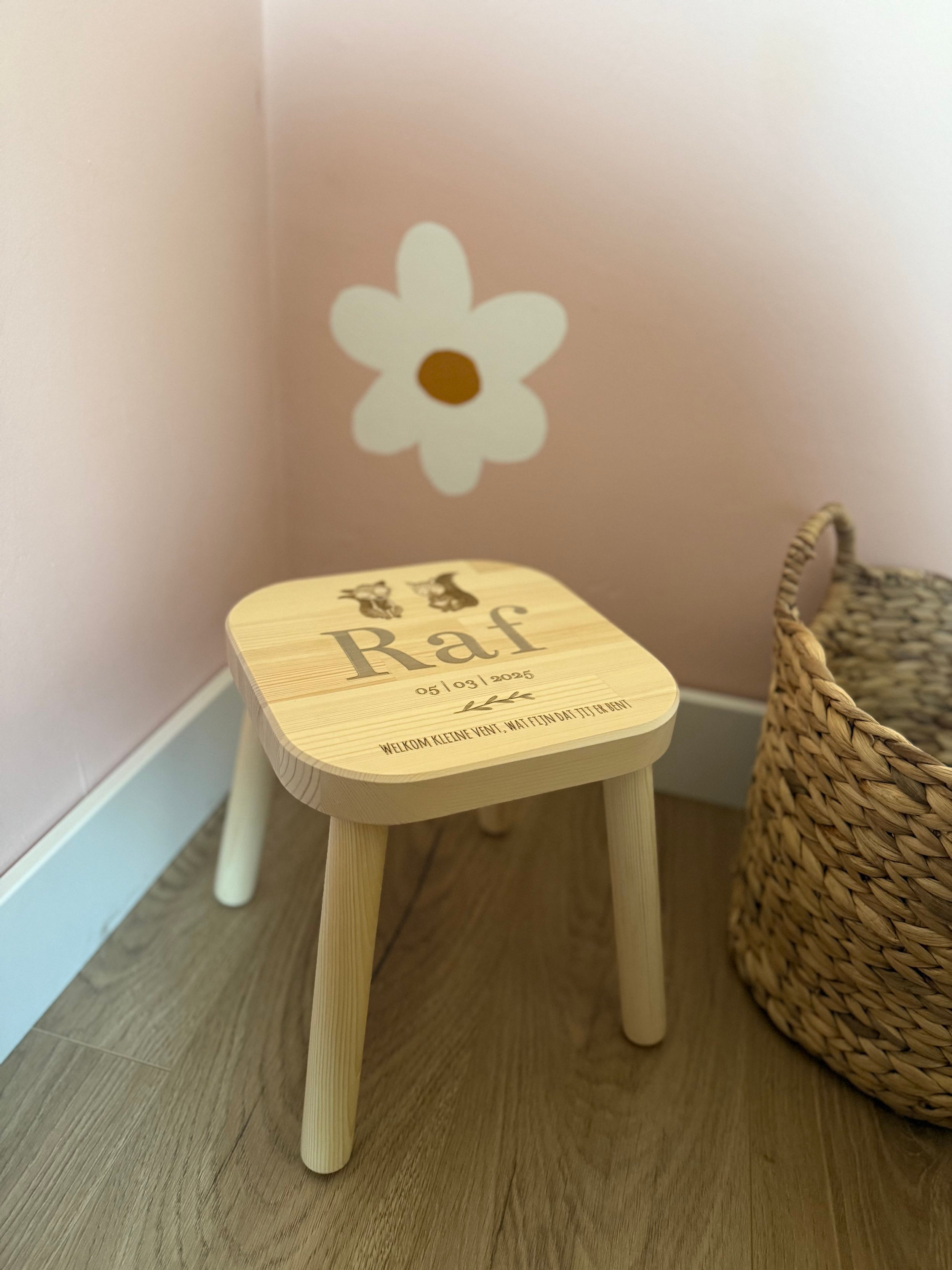 Blikvanger in de (kinder)kamer - Houten krukje
