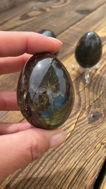 Thumbnail: Labradorite crystal healing egg
