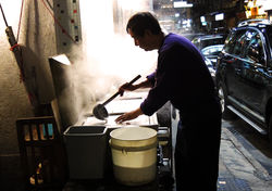 making rice noodle rolls