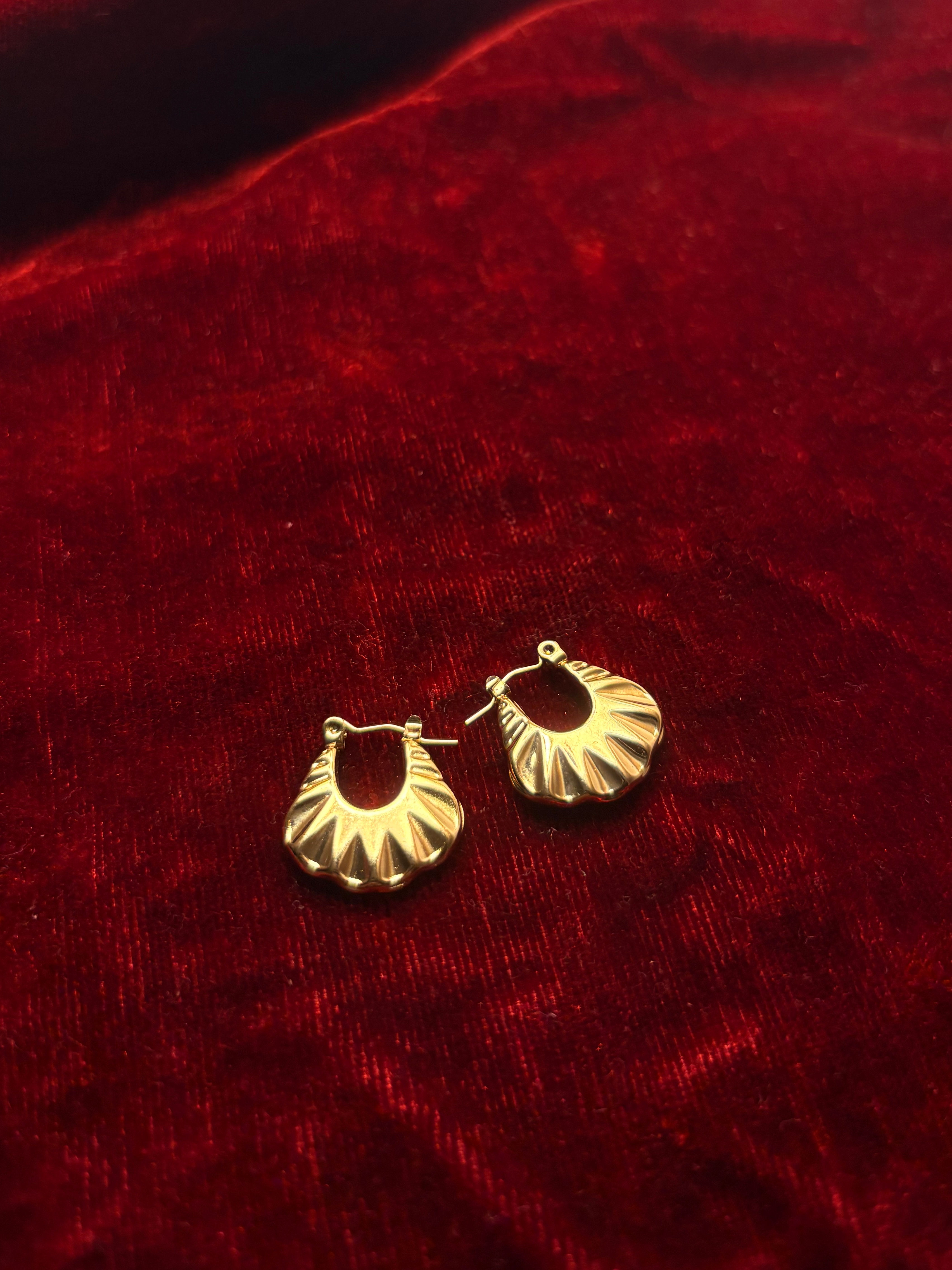 Scalloped hoop earrings 