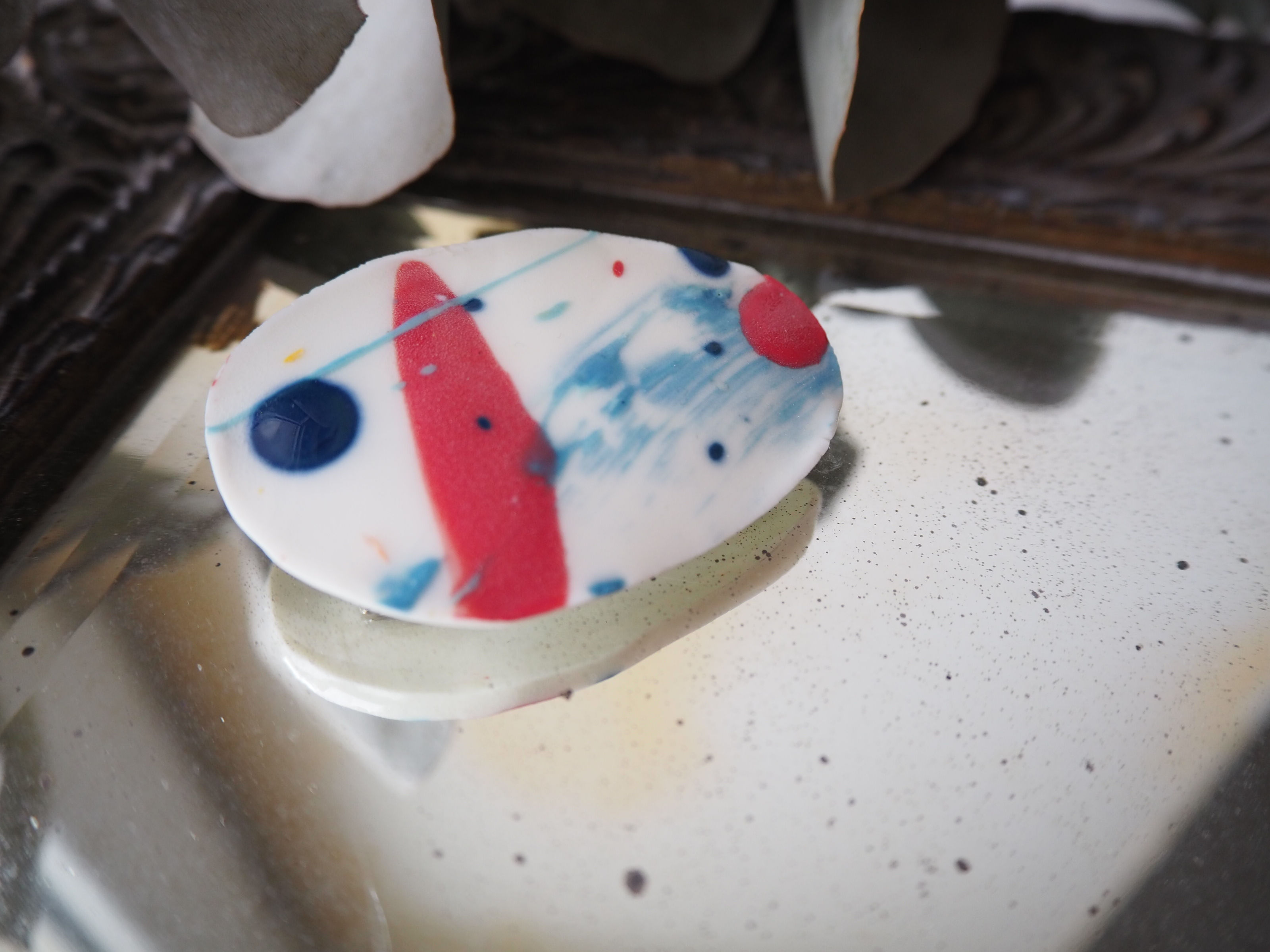 Broche rouge et bleue