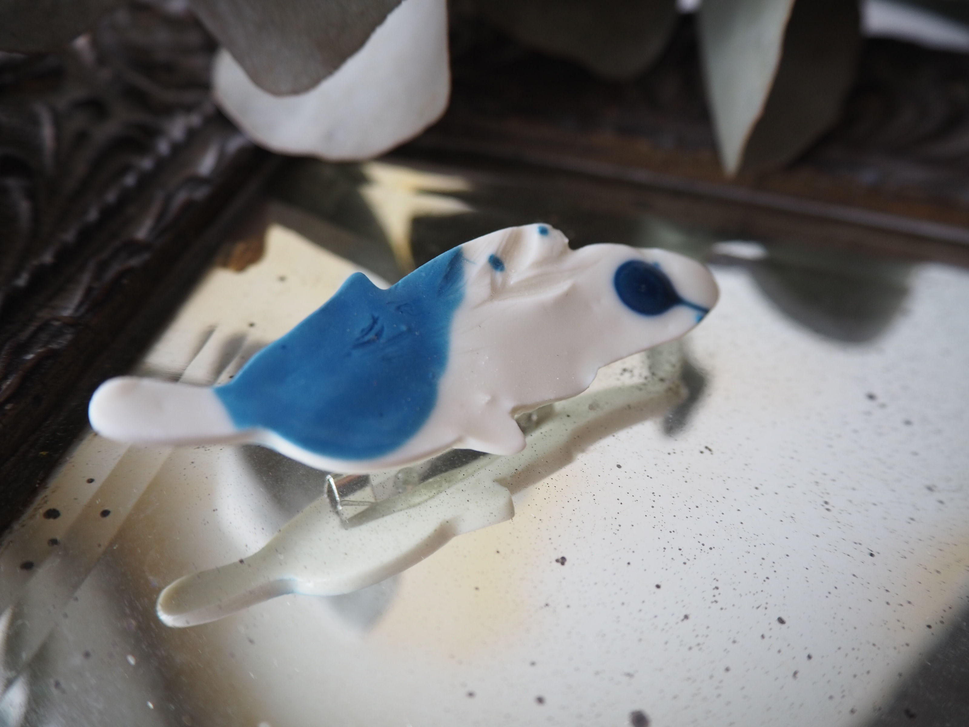 Broche plume bleue et turquoise