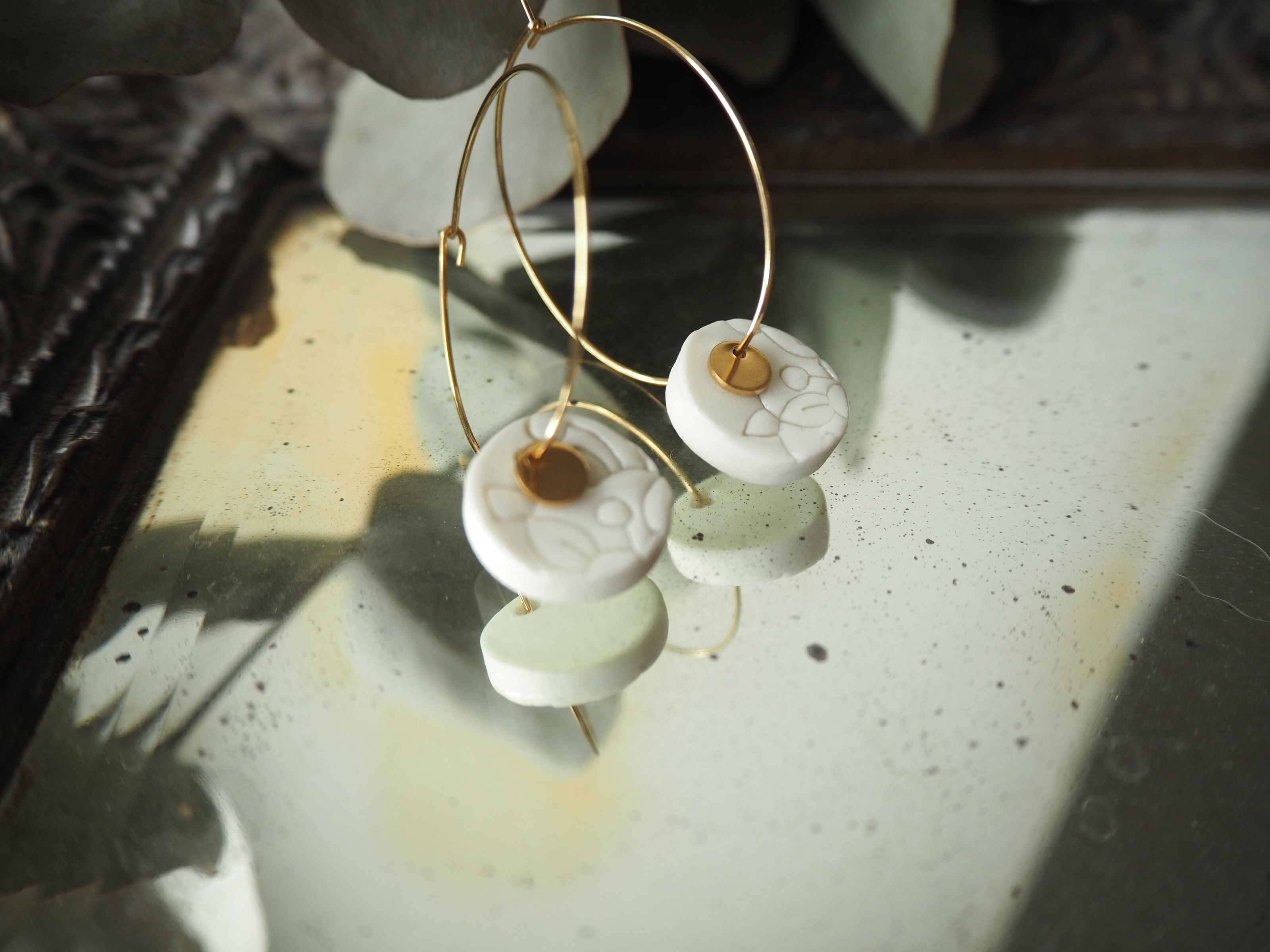 Boucles d'oreilles créoles blanches