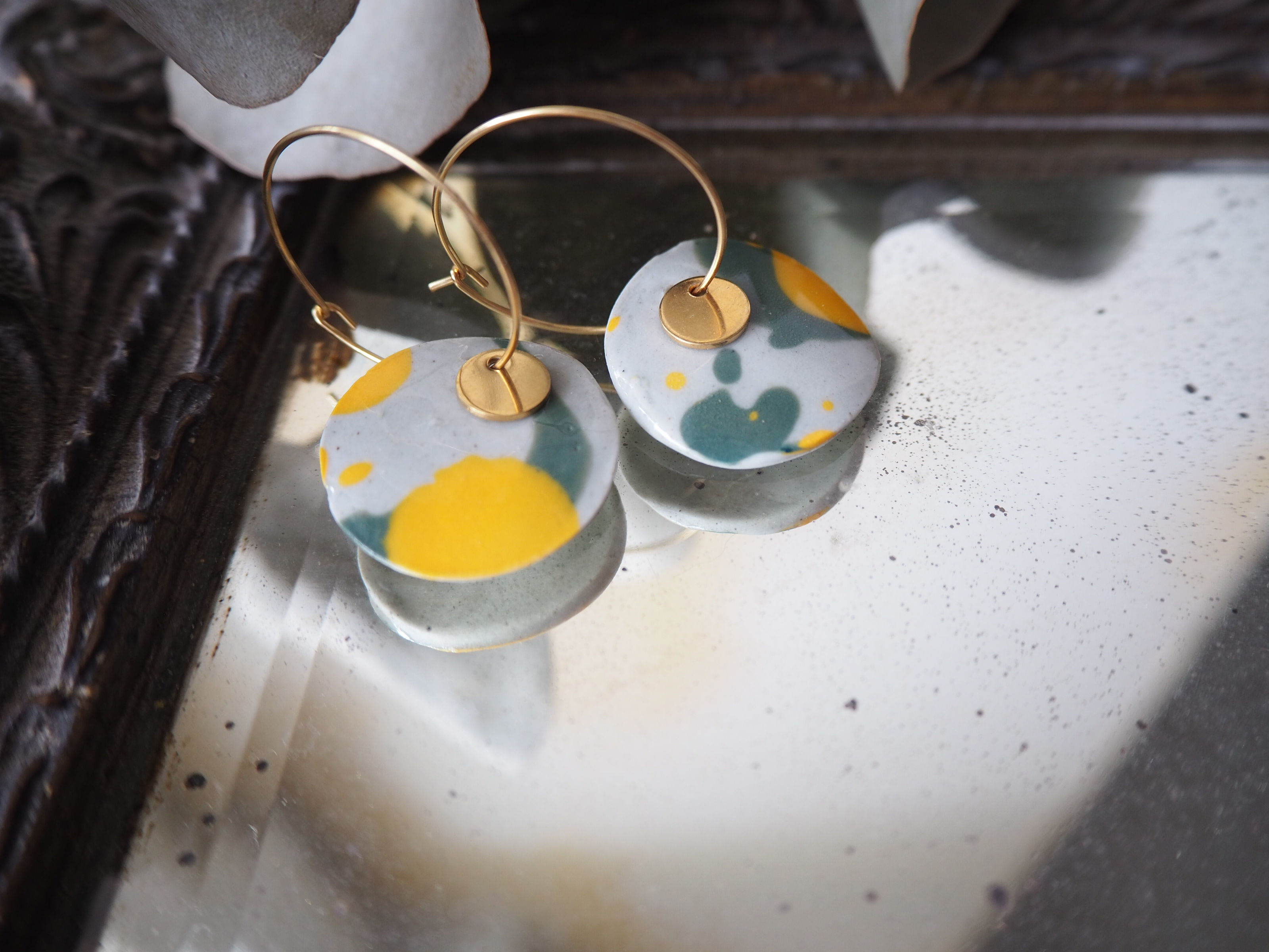 Boucles d'oreilles créoles marbrures jaunes et kaki