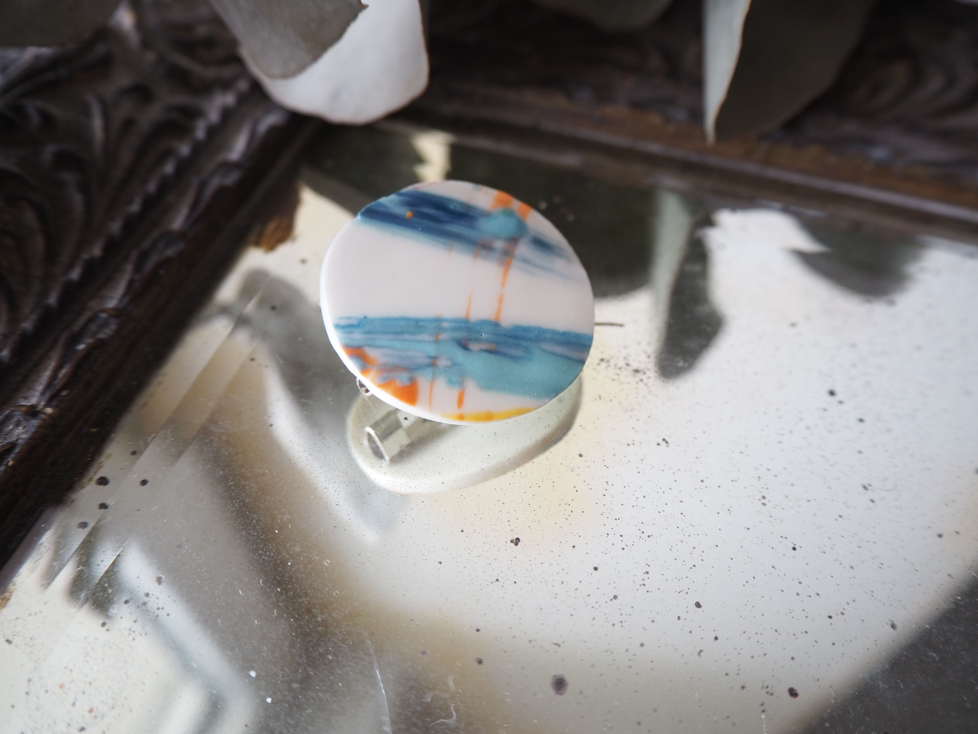 Broche ronde colorée