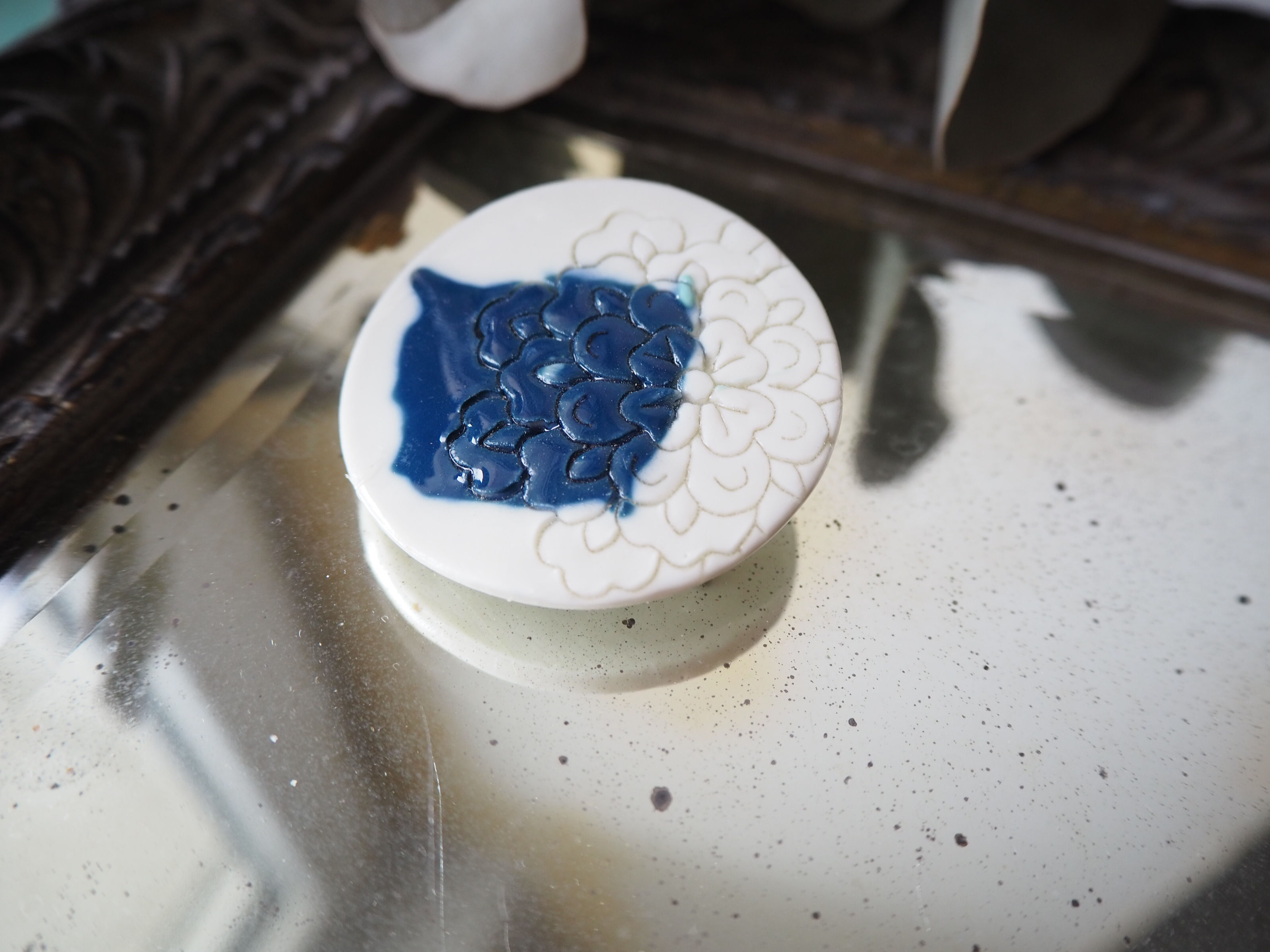 Broche ronde végétale bleue