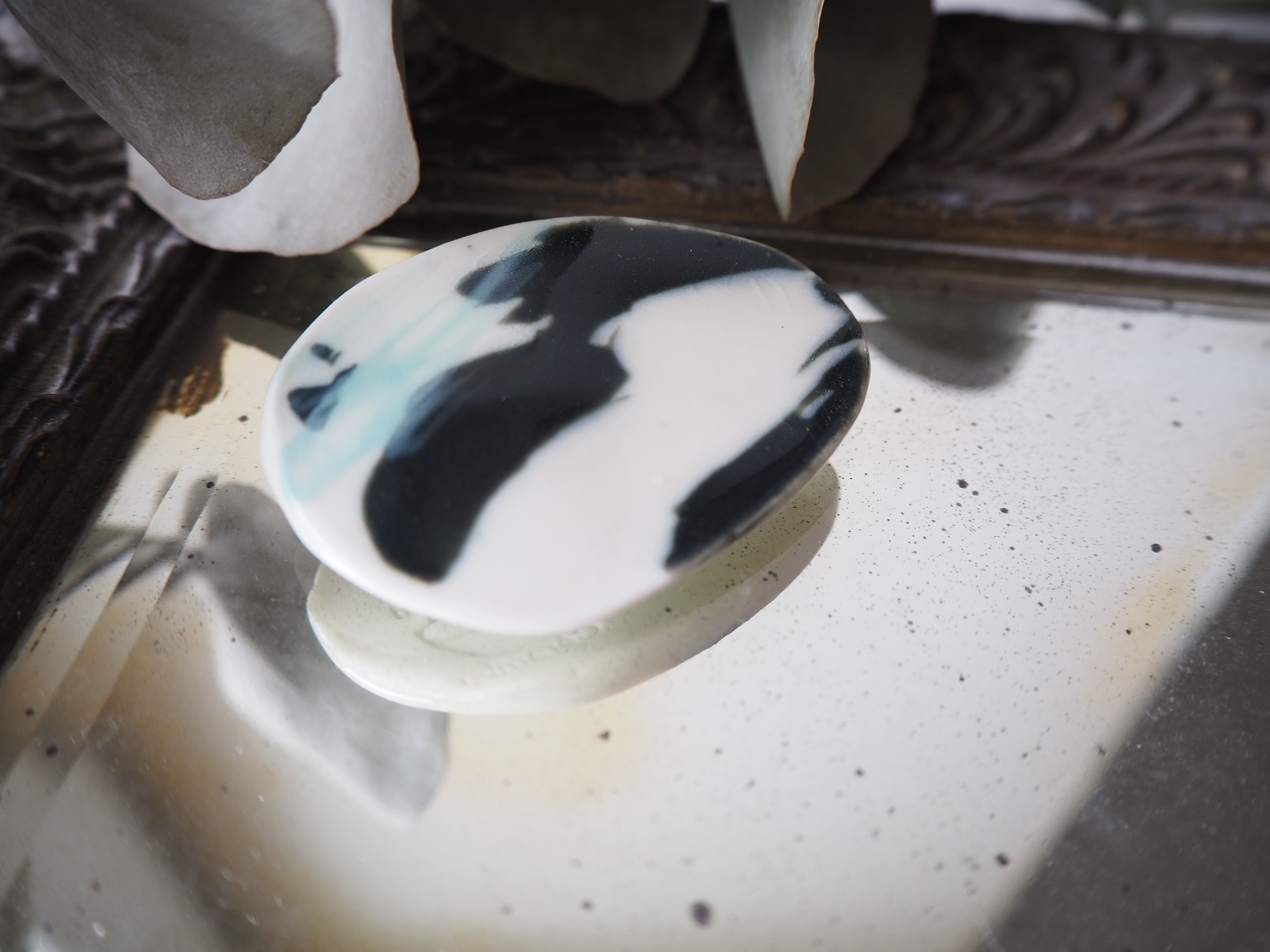 Broche turquoise et noire