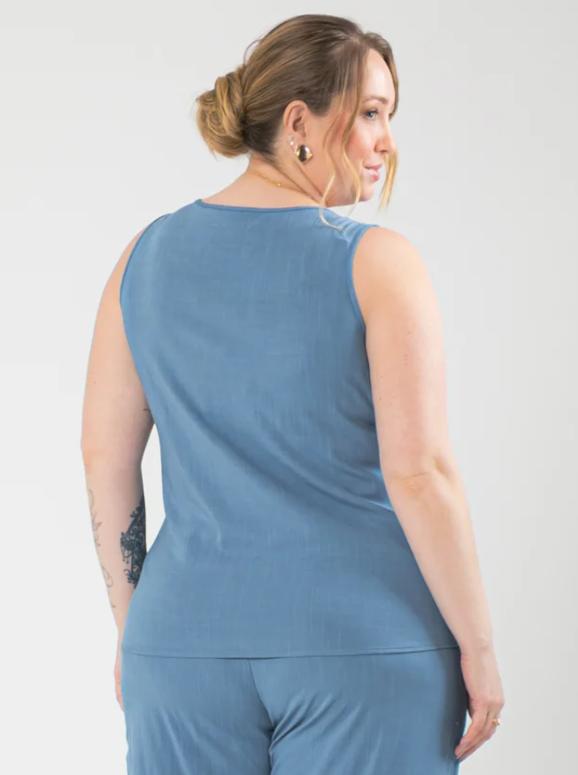 Miniatura: Regata Plus Size Decote V em Viscose Azul