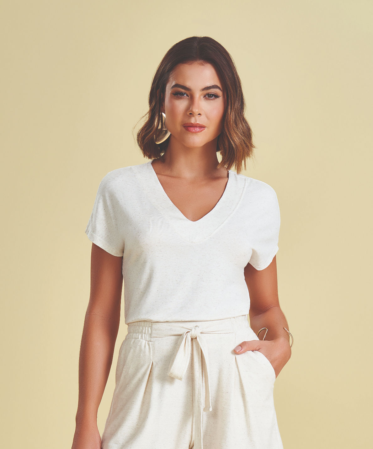 Blusa Manga Curta Decote V com Detalhe de Costura