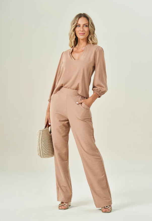 Blusa de Manga 3/4 em Plano Viscose Sarjada Camurça