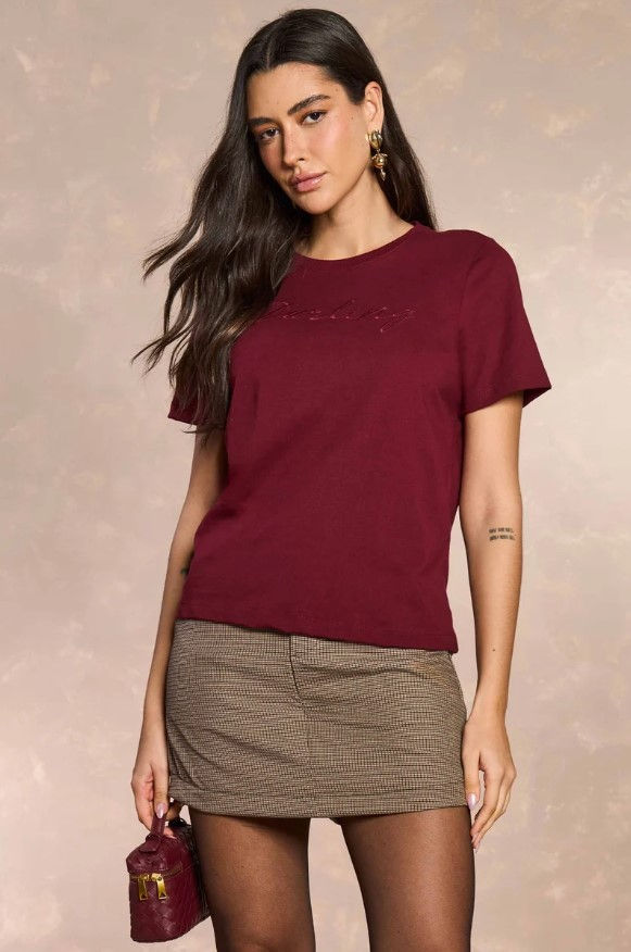 Miniatura: T-shirt Cozy Whinter com Bordado Merlot