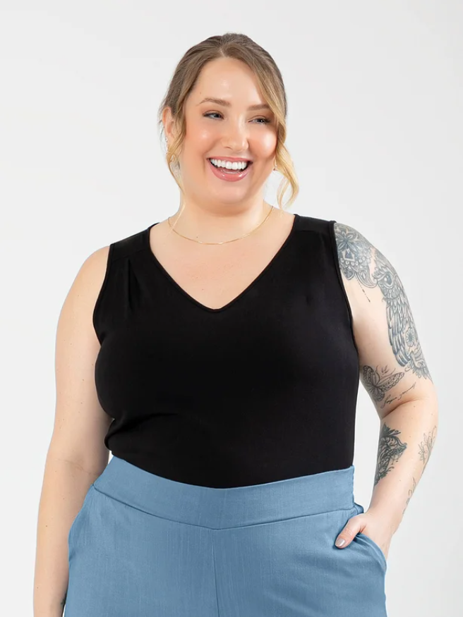 Regata Plus Size Decote V em Viscose Preto