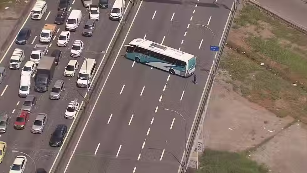 Ônibus com alunos são usados em barricada durante ataque na Linha Vermelha