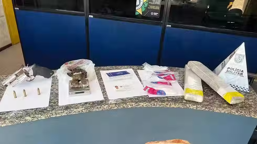 Suspeito foge e deixa arma e drogas durante ação policial no bairro Ano Bom