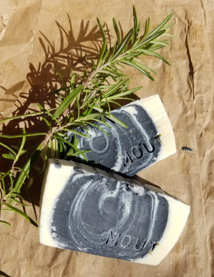 >Création du logo
>Déclinaison selon les supports
>Réalisation d'étiquettes 
>Photographie de produit
>Web design épuré
>Création du site internet sous l'hébergeur Wix