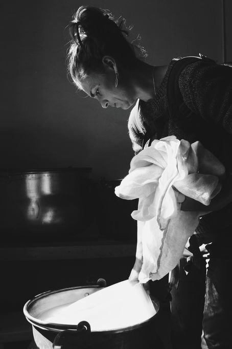 >Réalisation d'une série photo noir et blanc, en accords avec leur production "à l'ancienne"