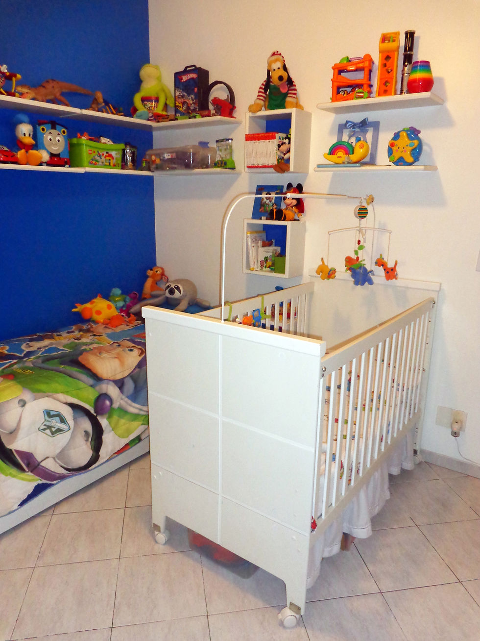 Cama, berço e prateleiras