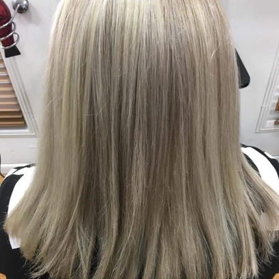 Creamy Natural Blonde Hair Foils