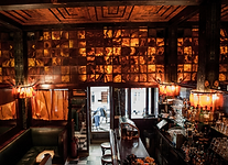 Innenraum der Loos American Bar in Wien mit Marmor, Spiegelwänden und kleinem Barbereich.