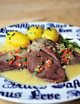 Innenansicht des Alten Gasthauses Leve in Münster mit gemütlichem Gastraum und gedeckten Tischen.