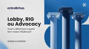 três colunas brancas com fundo azul