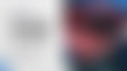 Edifício corporativo iluminado à noite com ícones de triângulos de alerta em vermelho neon flutuando, simbolizando riscos políticos, regulatórios e corporativos que empresas precisam gerenciar