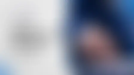 Arte do podcast Entrelinhas, da Inteligov, com o título “Quanto poder tem um governador no Brasil?” e imagem de um homem de terno apontando para uma pilha de documentos.