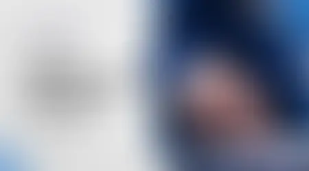 Arte do podcast Entrelinhas, da Inteligov, com o título “Quanto poder tem um governador no Brasil?” e imagem de um homem de terno apontando para uma pilha de documentos.