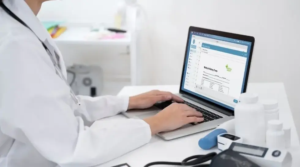 Foto representando atendimento médico e contratos de saúde, em referência às novas regras da ANS para operadoras de planos e beneficiários