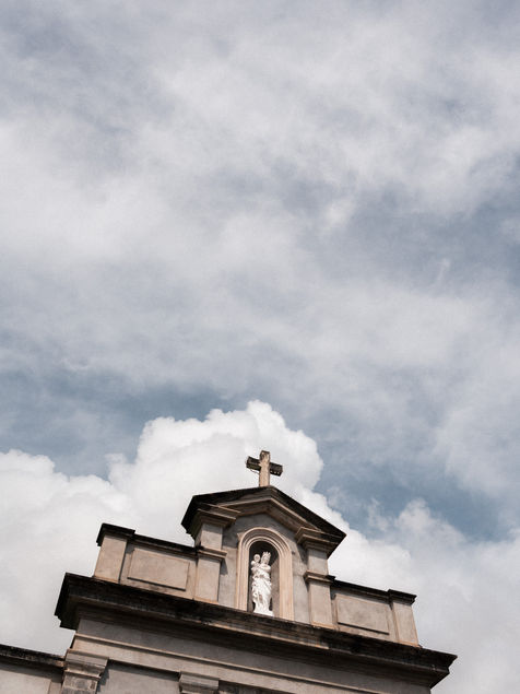 Détail architectural de l’église avant la cérémonie de mariage