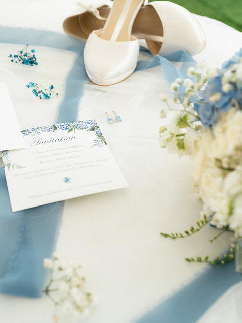 Détails de mariage avec chaussures de mariée, alliance et papeterie élégante en préparation du mariage en Guadeloupe.
