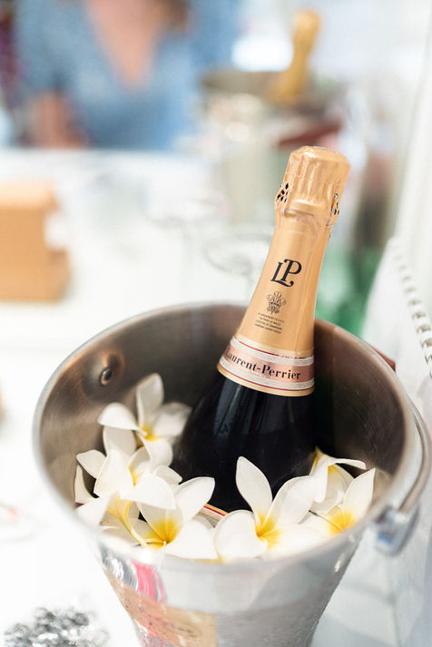 Bouteille de champagne dans un seau décoré de fleurs tropicales aux Saintes