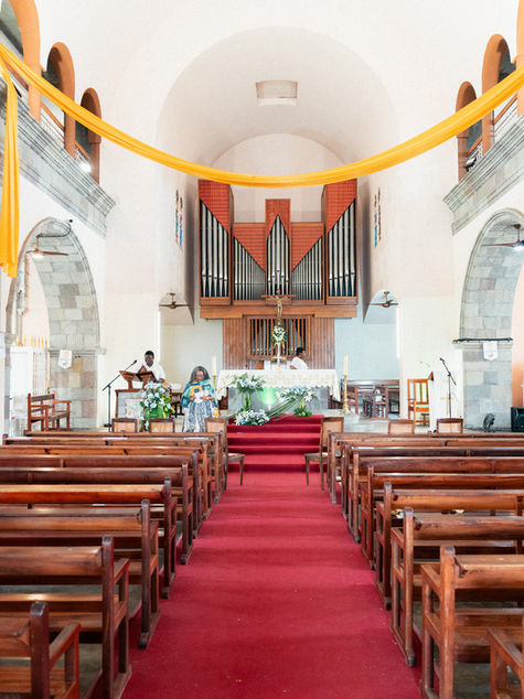 Intérieur lumineux de l’église décorée pour une cérémonie de mariage