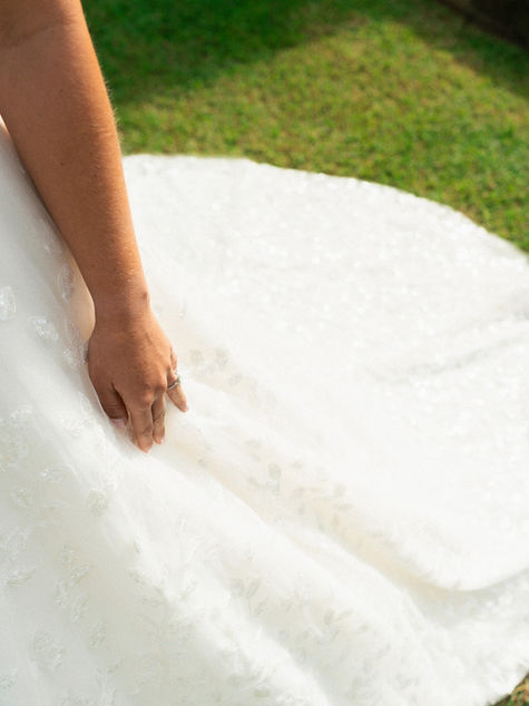 Détail de robe de mariée et tissu en lumière naturelle avant la cérémonie.