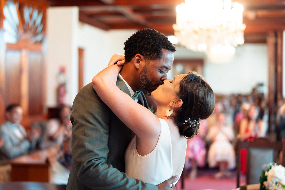 The couple kisses at the town hall of Baie-Mahault