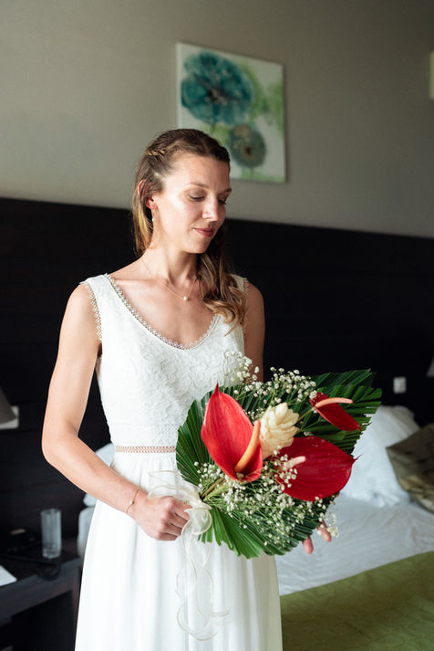 Portrait de la mariée tenant son bouquet tropical à Terre-de-Haut en Guadeloupe