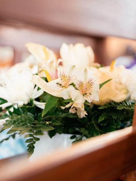 Bouquet de fleurs blanches photographié pendant la cérémonie de mariage