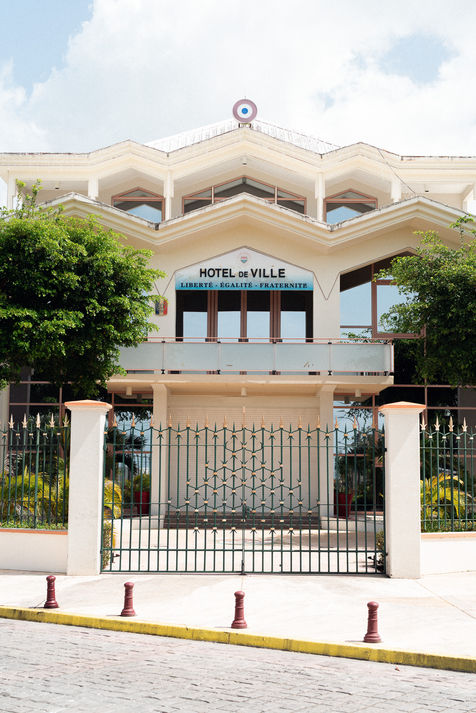 Façade de la mairie de Baie-Mahault en Guadeloupe