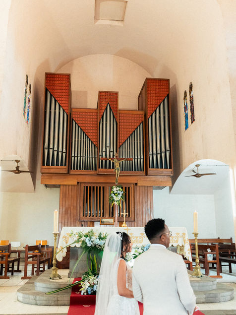 Les mariés devant l’autel de l’église pendant la cérémonie religieuse