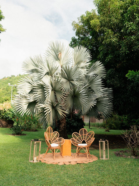 Décoration tropicale installée pour la réception du mariage en Guadeloupe