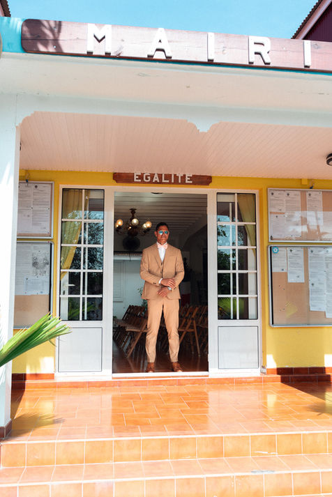 Marié posant devant la mairie de Terre-de-Haut en Guadeloupe