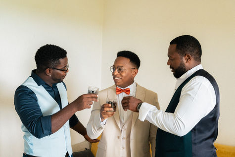 Marié trinquant avec ses témoins pendant les préparatifs du mariage
