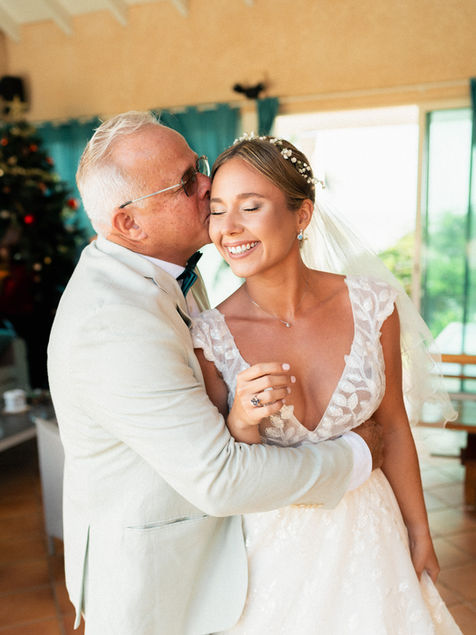 Mariée dans les bras de son père avant la cérémonie de mariage en Guadeloupe.