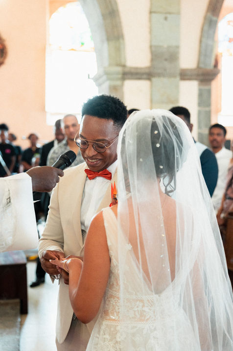 Marié passant l’alliance à sa femme pendant le mariage religieux